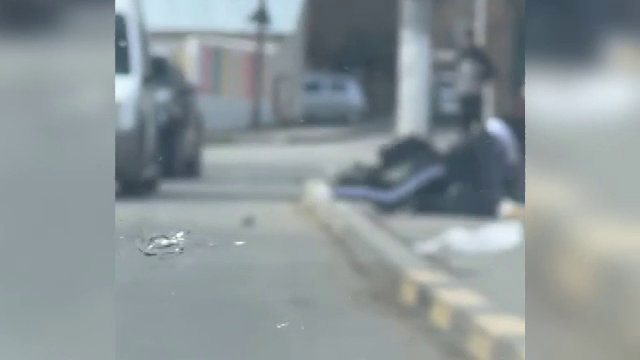Momentul în care o femeie se năpustește asupra alteia, pe o stradă din Tecuci. Care ar fi fost motivul altercației | VIDEO