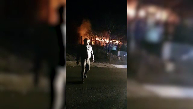 Casă mistuită de flăcări în localitatea Pârjol. O femeie de 86 de ani și fiul ei au fost salvați în ultimul moment