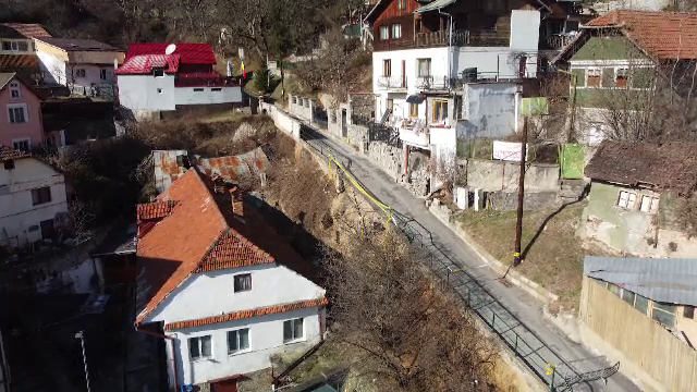 Zidul de susținere a unei străzi s-a prăbușit în curtea unei familii din Brașov. Autoritățile locale au interzis accesul auto