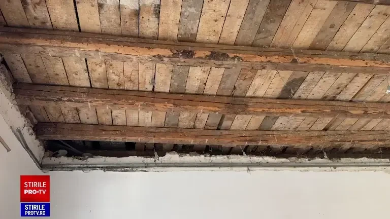 Tavanul unei săli de clasă din Sibiu s-a prăbuşit. Patru elevi au fost răniţi | FOTO