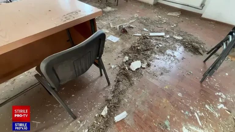 Tavanul unei săli de clasă din Sibiu s-a prăbuşit. Patru elevi au fost răniţi. A fost deschis dosar penal