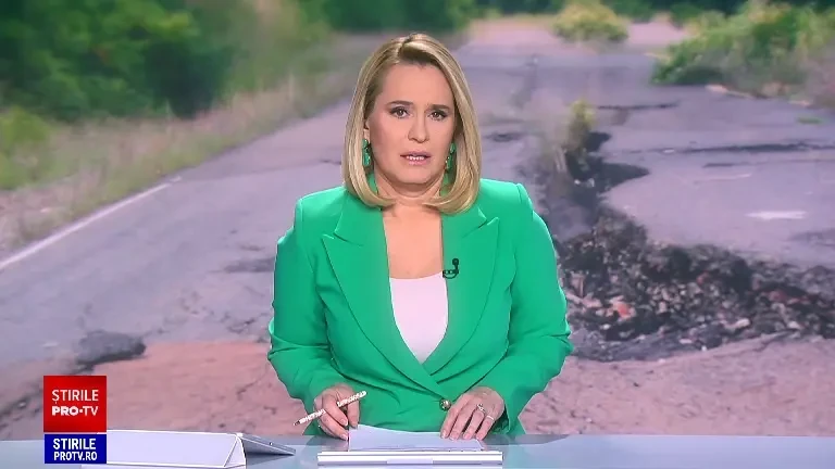 Zidul de susținere a unei străzi s-a prăbușit în curtea unei familii din Brașov. Autoritățile locale au interzis accesul auto