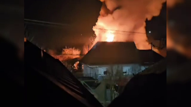 „A ars tot”. Două case dintr-o localitate din Mureș au fost înghițite de flăcări. Ce ar fi provocat incendiul