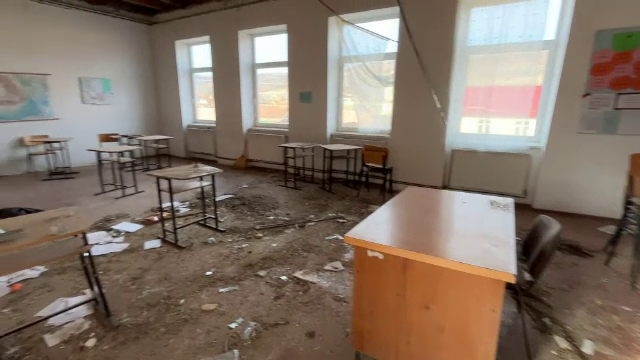 De ce s-ar fi prăbușit tavanul sălii de clasă din Sibiu. Unul dintre elevii răniți a rămas internat în spital