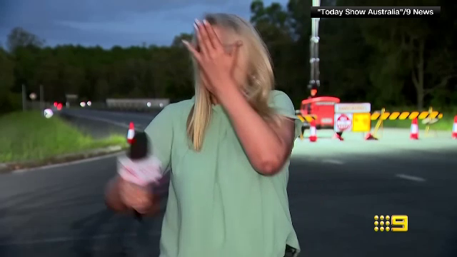 O jurnalistă a unei televiziuni a făcut spectacol după ce mai mulți țânțari s-au așezat nestingheriți pe fața ei | Video