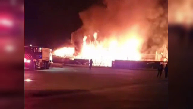Incendiu violent la o hală de depozitare din Lugoj. Flăcările puteau fi observate de la sute de metri distanță