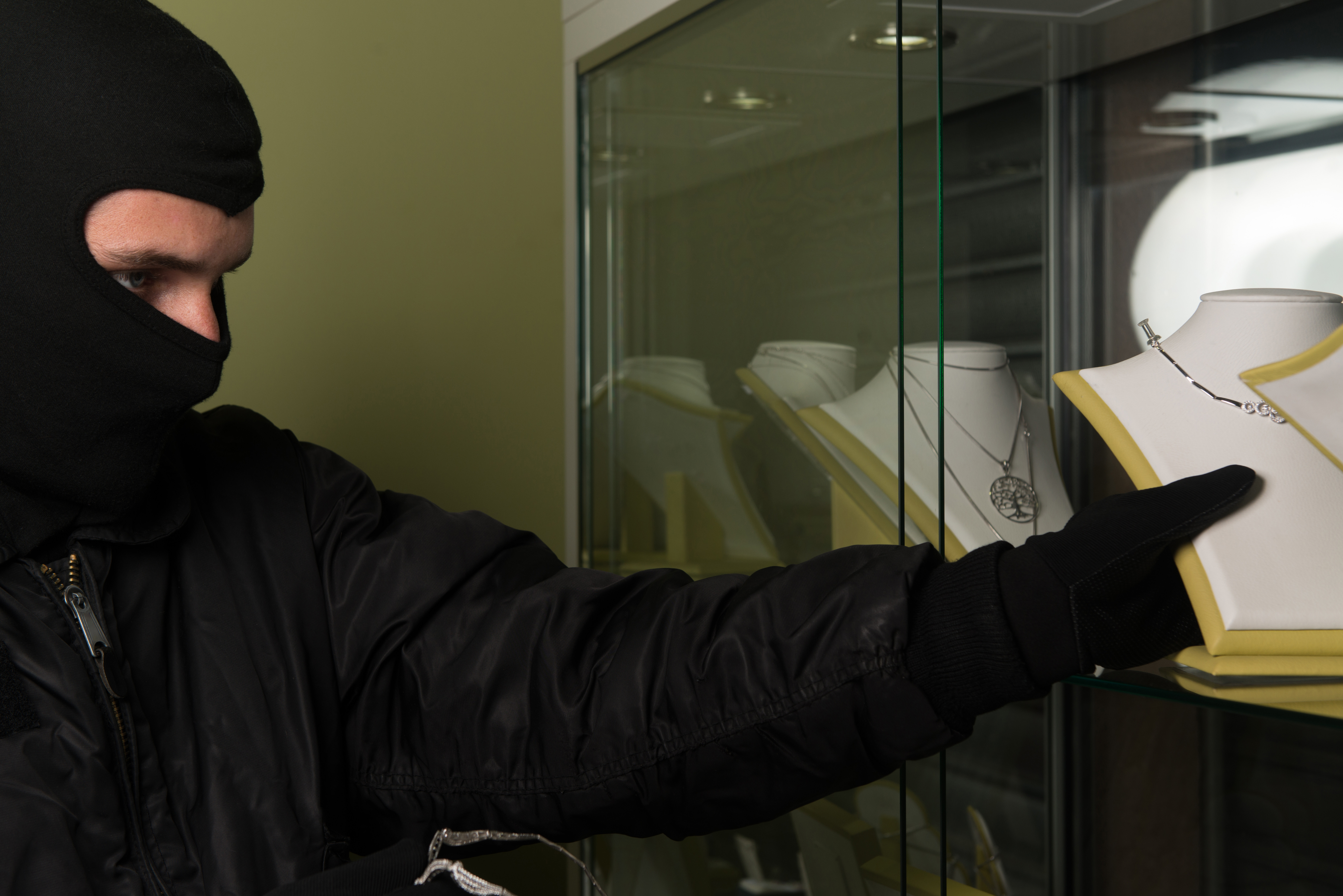 Atac armat într-un magazin de bijuterii din Veneția. Patru indivizi mascați au dat spargerea în doar câteva minute