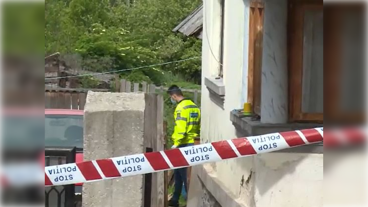 Un bărbat din Bacău și-a mințit sora de mai multe ori că mama lor a murit. Ultima oară, femeia a fost găsită moartă în casă