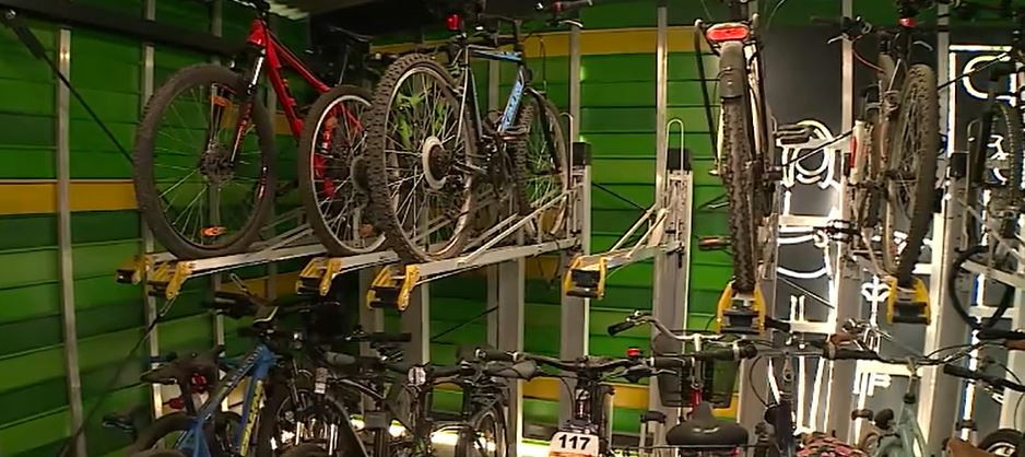 Mersul cu bicicleta are tot mai mulți adepți. Cât costă un loc în garajele special amenajate în București