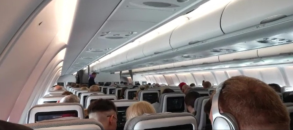 Unele companii aeriene au început să-i cântărească pe călători înainte de îmbarcare. Care este motivul acestui demers