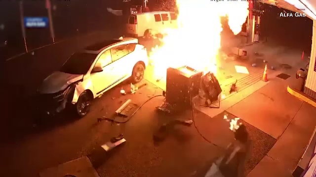O șoferiță a intrat în plin cu mașina într-o pompă dintr-o benzinărie, provocând un incendiu. VIDEO
