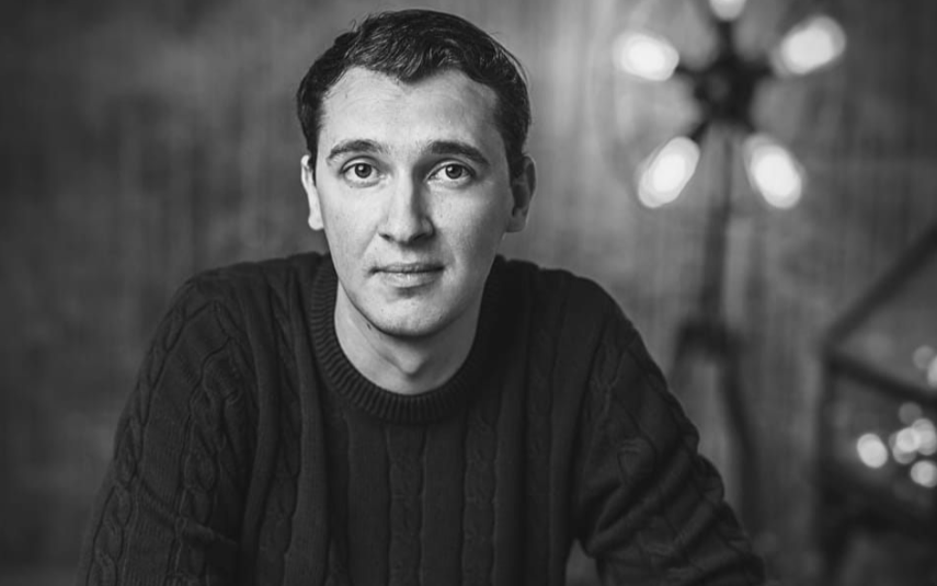 Un actor a ajuns la urgențe, după ce a fost rănit cu o armă airsoft pe scena Teatrului Mihai Eminescu din Botoșani