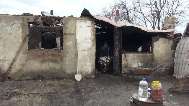 Tragedie în Neamț. Două familii au rămas fără casă, după ce un incendiu puternic le-a mistuit locuința