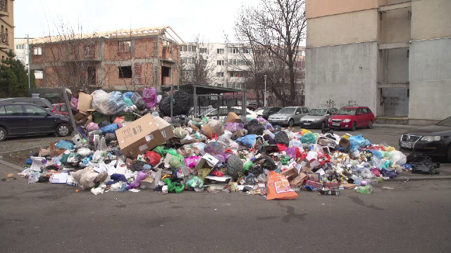 Cetățenii din Ploiești trăiesc printre gunoaie, după ce mașinilor de salubritate li se refuză descărcarea deșeurilor