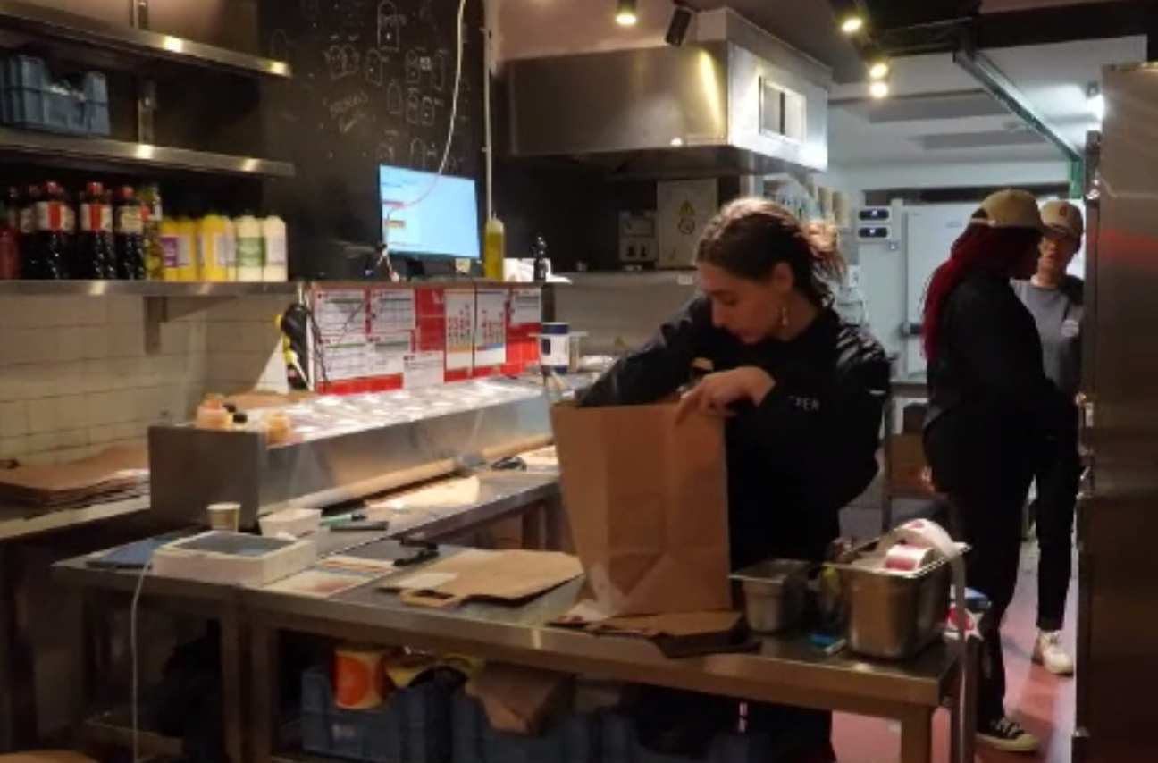 Curierii sau șoferii din aplicațiile de ride-sharing ar putea deveni angajați cu normă întreagă. Proiectul pregătit de UE