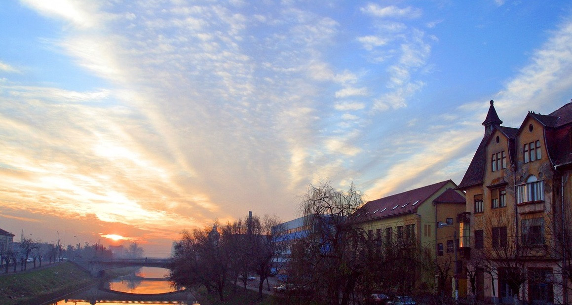 Vremea azi, 17 mai. Avem o zi cam răcoroasă, cu înnorări, vânt intens, dar şi câteva serii de averse