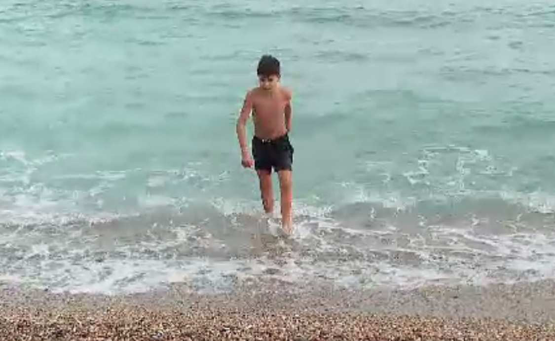 Zi de primăvară pe litoral. Oamenii au luat plaja cu asalt, iar unii au avut curaj și pentru o baie la 7 grade Celsius