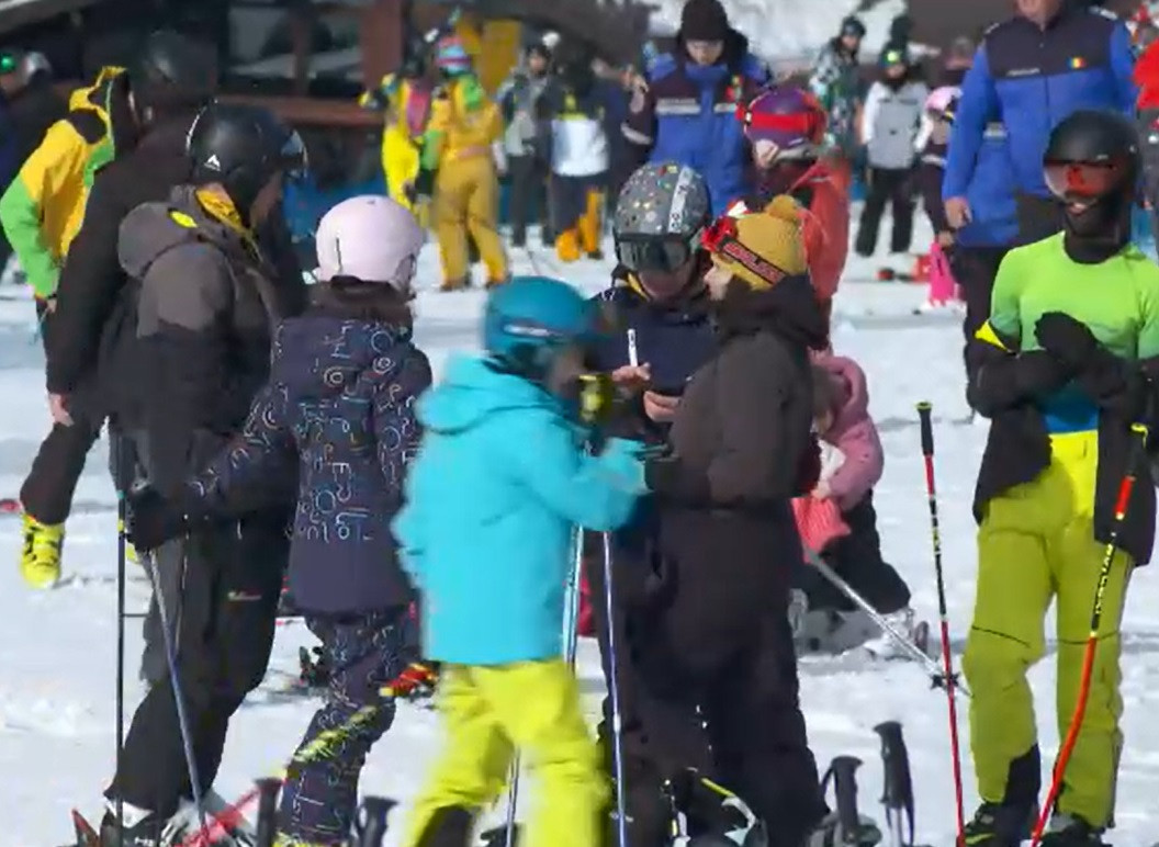 Căldura topește zăpada la munte. Valea Prahovei, luată cu asalt de turiști: „Îmi place temperatura așa cum este”