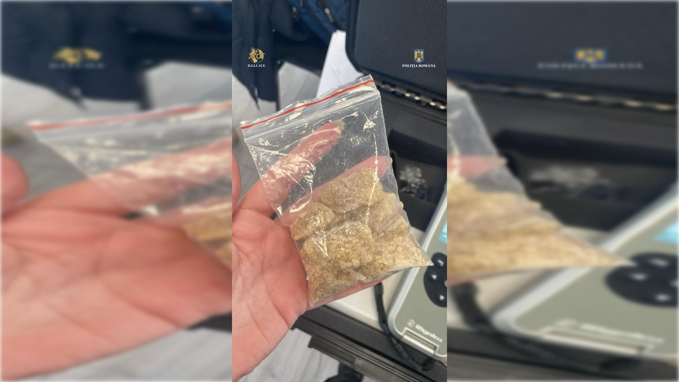 Doi bărbați au intrat cu o macetă într-o casă și au furat droguri, bani și haine. DIICOT a reținut trei persoane