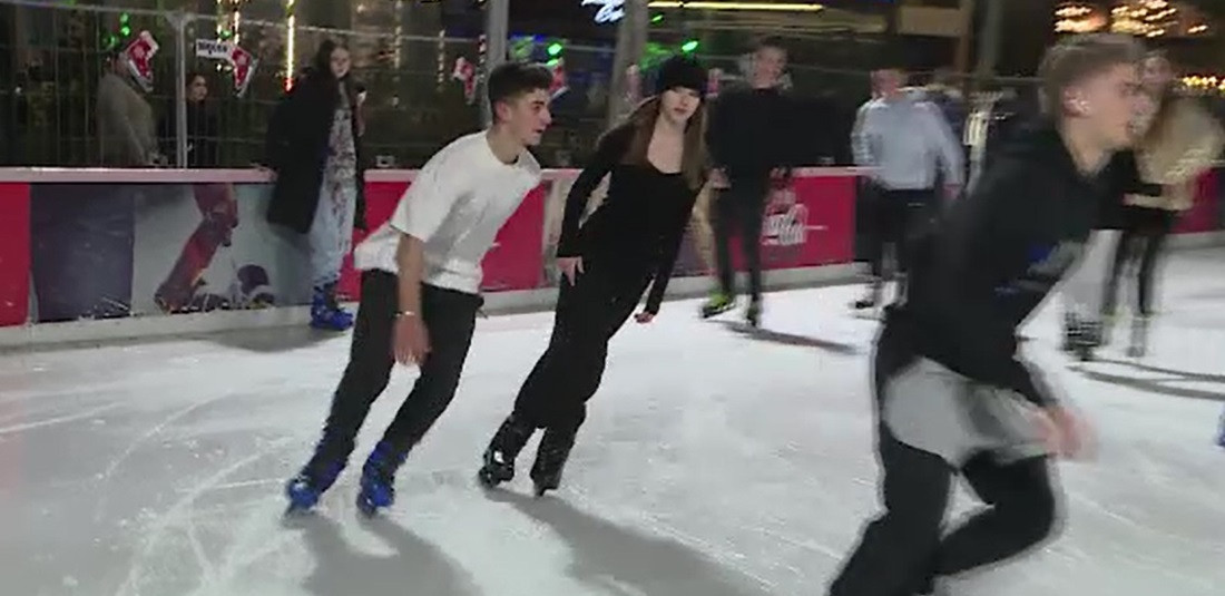Vremea caldă le dă planurile peste cap celor care iubesc iarna. Patinoarul a devenit singurul loc de distracție pentru ei