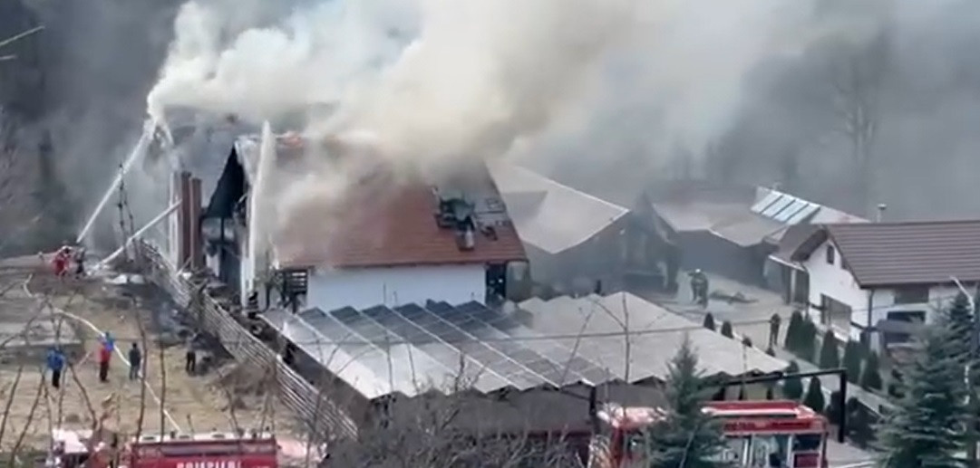O pensiune din Suceava, fără autorizație la incendiu și închisă în 2023, a fost mistuită de flăcări