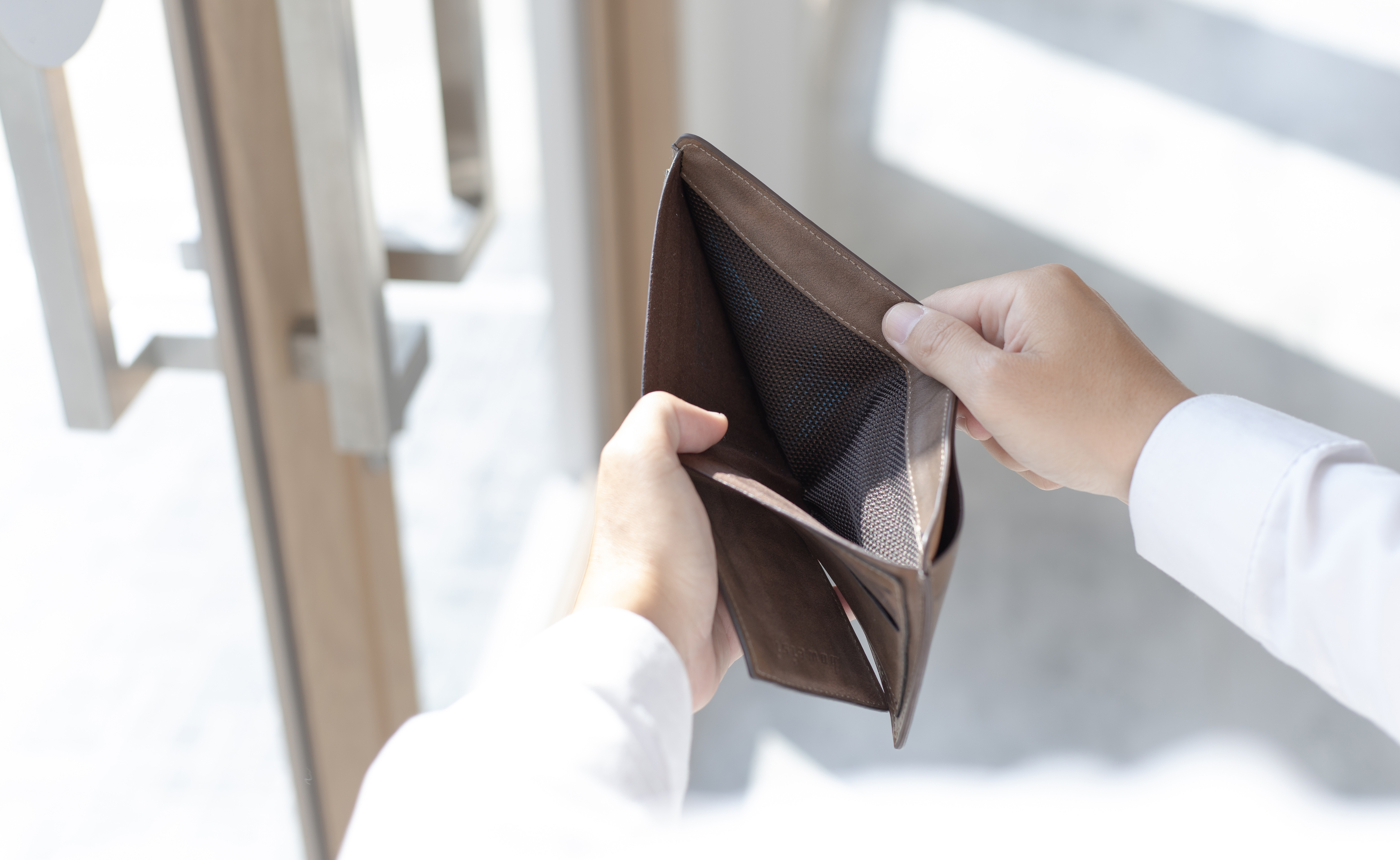 Un bărbat a rămas fără 241.000 de euro după ce un individ l-a sunat și s-a dat drept un angajat al băncii sale