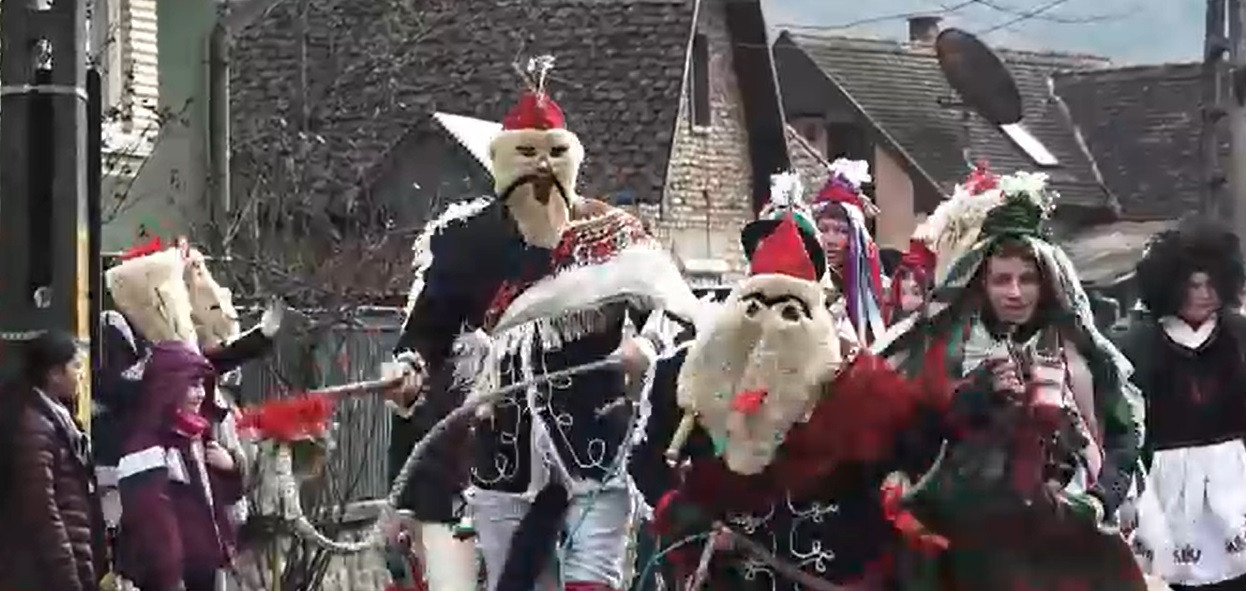 „Fărșangul”, tradiția veche de peste 100 de ani pentru alungarea iernii, a atras numeroși spectatori în Mureș