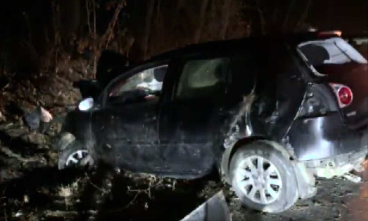 Patru copii și o femeie, răniți într-un accident din Gorj. Șoferița s-a oprit cu mașina într-un copac