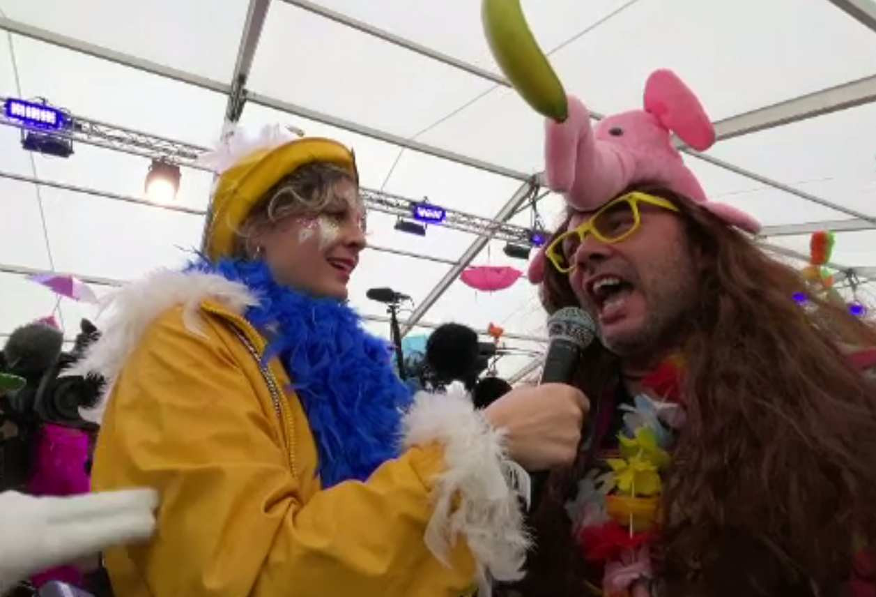 Carnaval trăsnit într-un oraș din Franța. Concurs de imitat pescărușii și pește aruncat de la balcon