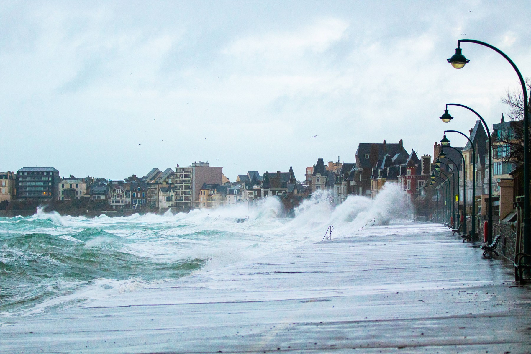 Furtuna „Karlotta” amenință serios Franța. 11 departamente din Hexagon, vizate de Cod portocaliu de inundații