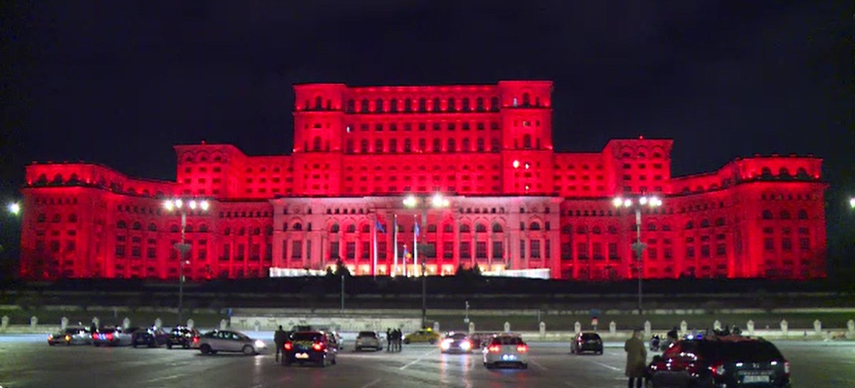 Ziua 112: Aproape o sută de clădiri emblematice au fost iluminate în culoarea roșie. Imagini spectaculoase