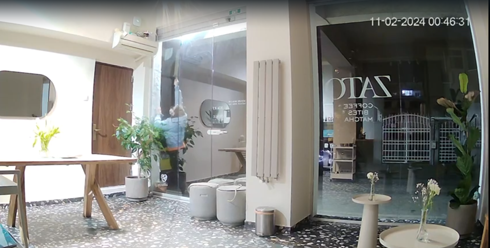 Un medic neurolog din București a încercat să incendieze o cafenea. Doctorul, drogat și băut, filmat cu o macetă în mână