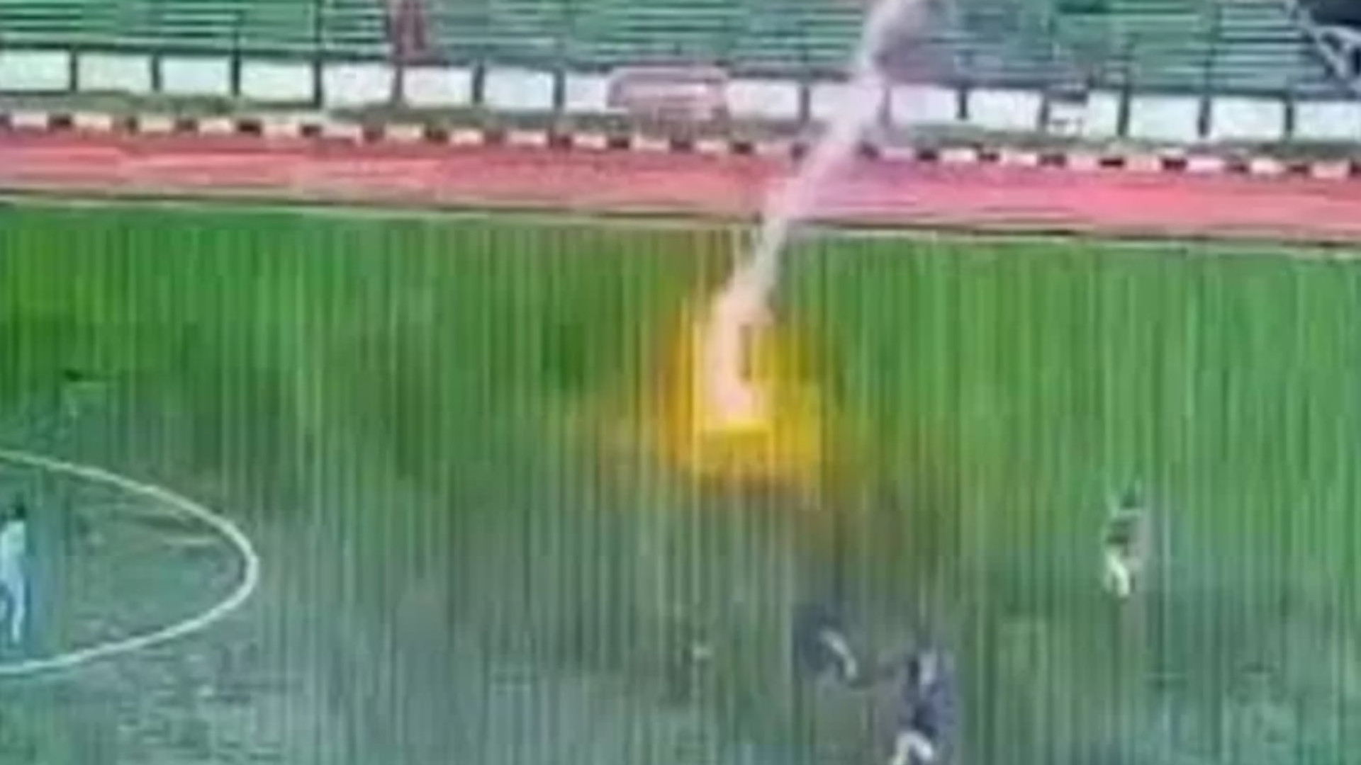 Un fotbalist a murit după ce a fost lovit de fulger în timpul unui meci | VIDEO