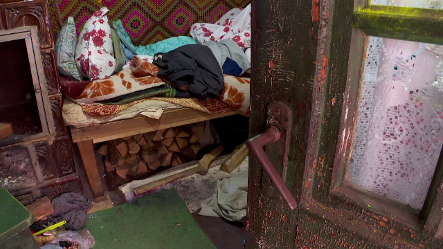 Doi bătrâni din Argeș au fost bătuți cu sălbăticie pentru 250 de lei. „I-a dat cu ranga în cap, i-a scos ochiul”