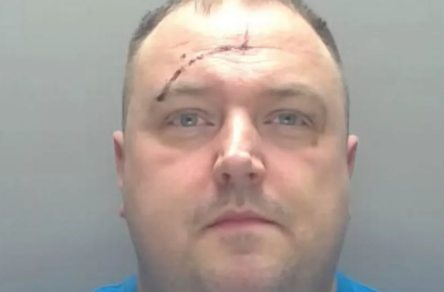 Un bărbat aproape că și-a ucis soția punându-i piciorul pe gât din cauză că femeia vorbea prea mult la telefon