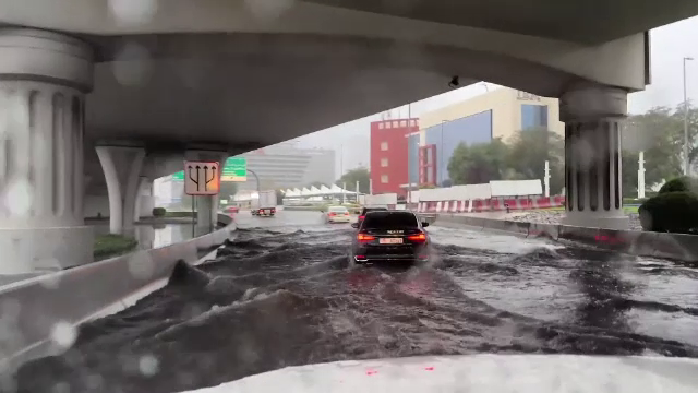 Inundații puternice în Emiratele Arabe Unite. Mai multe străzi din Dubai au fost inundate