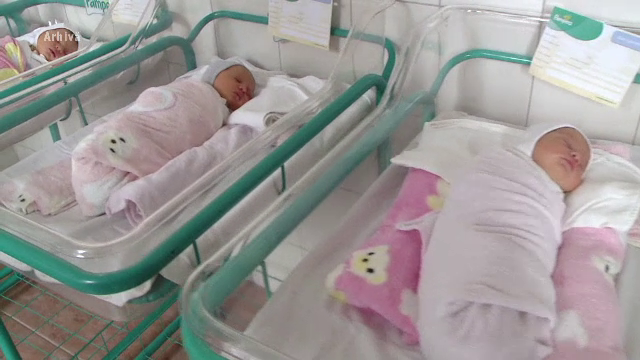 Tot mai puțini tineri din România vor să devină părinți. Țara se confruntă cu un declin demografic de neoprit