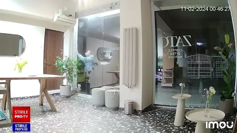 Un medic neurolog din București a încercat să incendieze o cafenea. Doctorul, drogat și băut, filmat cu o macetă în mână