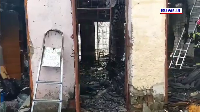 Incendiu puternic la o clădire din Bârlad, unde stau oameni ai străzii