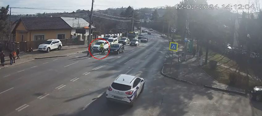 Un bărbat beat a dat cu bicicleta peste o mamă și peste copiii ei care traversau strada