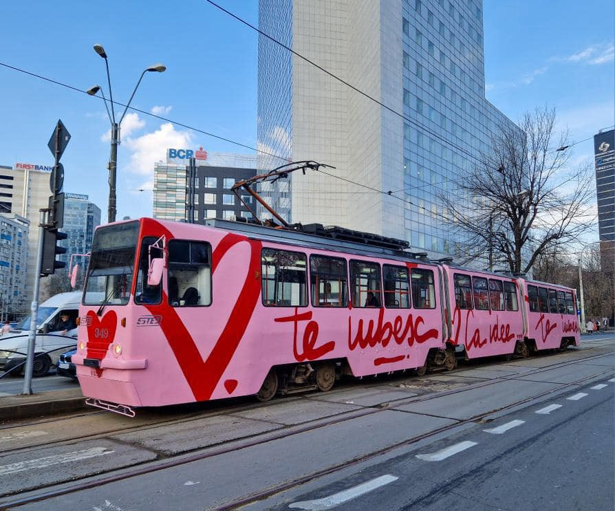 Pe ce linie merge tramvaiul iubirii din București. O inițiativă A List Magazine | FOTO