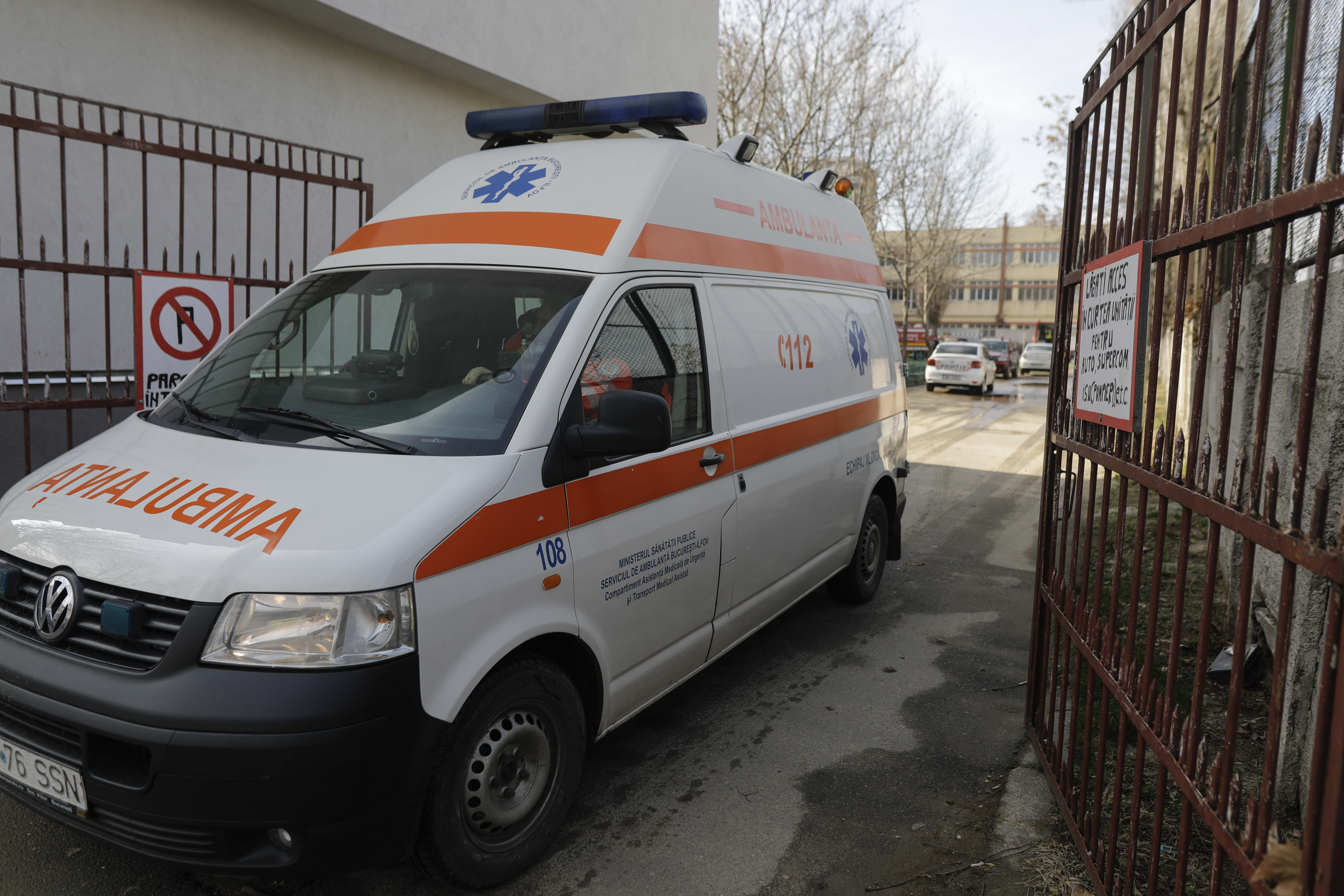 VIDEO. Alertă la un liceu din Capitală. Zeci de elevi au fost transportați la spital. Unitatea școlară, evacuată parțial