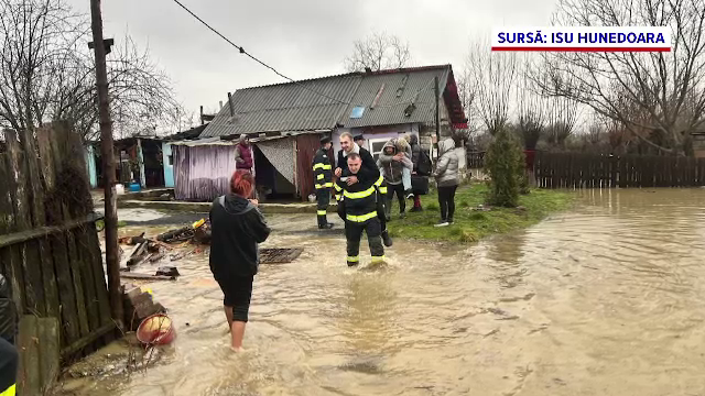Ploile fac prăpăd în mai multe județe din țară. Hidrologii au emis alerte de viituri pe mai multe râuri