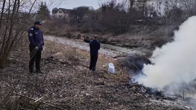 Amendă de 30.000 de lei pentru un argeșean prins când ardea deșeuri în spatele casei. Familia lui e revoltată