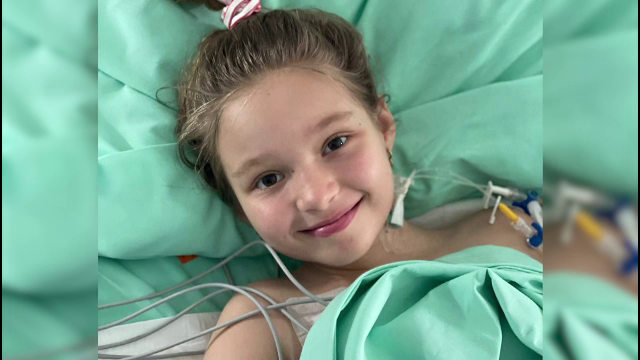 Operație extrem de dificilă la Cluj-Napoca. La 8 ani, Erica a primit din nou viață de la mama ei. ”E cu zâmbetul pe buze”