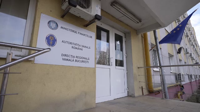 Surse: Șeful Vămii București ar fi fost filmat când lua 12.000 de euro șpagă. Ce a făcut în schimbul banilor