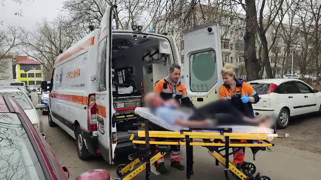 Individul din Galați care și-a înjunghiat părinții și un polițist ar fi fost drogat. După ce i-a rănit, i-a abandonat în casă