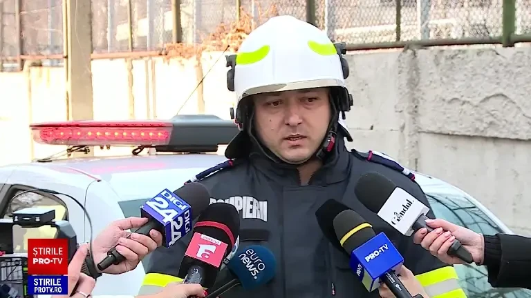 VIDEO. Alertă la un liceu din București. Zeci de elevi au fost transportați la spital. Unitatea de învățământ, evacuată