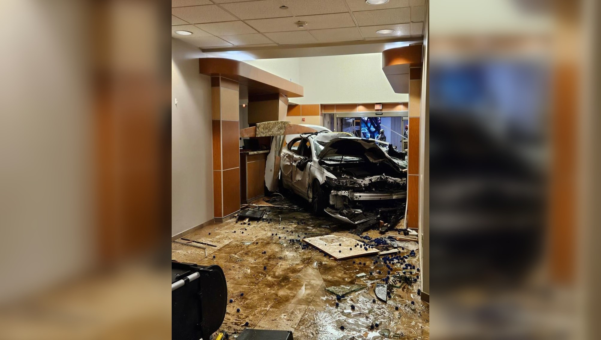 Cel puțin o persoană a murit și alte cinci au fost rănite, după ce o mașină a intrat în holul unei clinici din SUA | VIDEO
