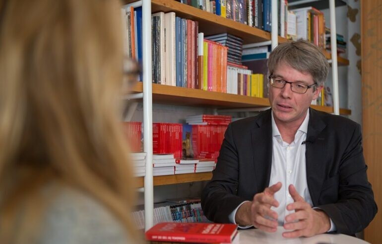 Culisele luptei pentru putere și bani din BOR: cum trag extremiștii de Biserică. Interviu cu Oliver Jens Schmitt